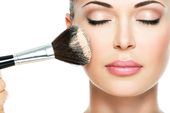 woman putting on makeup
